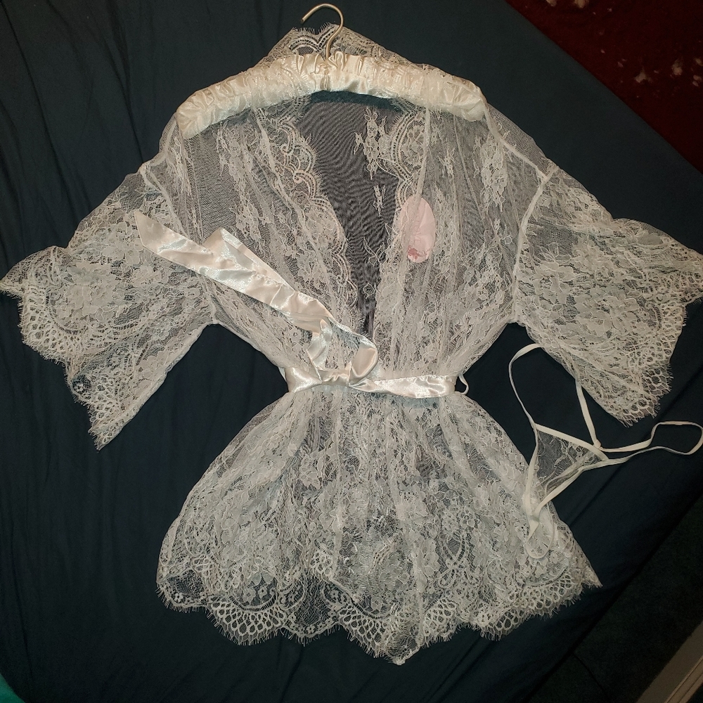 White lace bridal robe